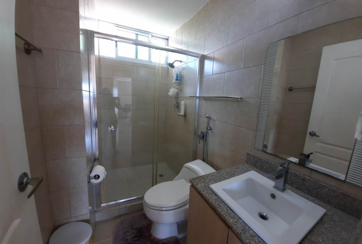 Secondary bedroom with built-in closet, ceiling fan and window PH Creta Chanis Panama