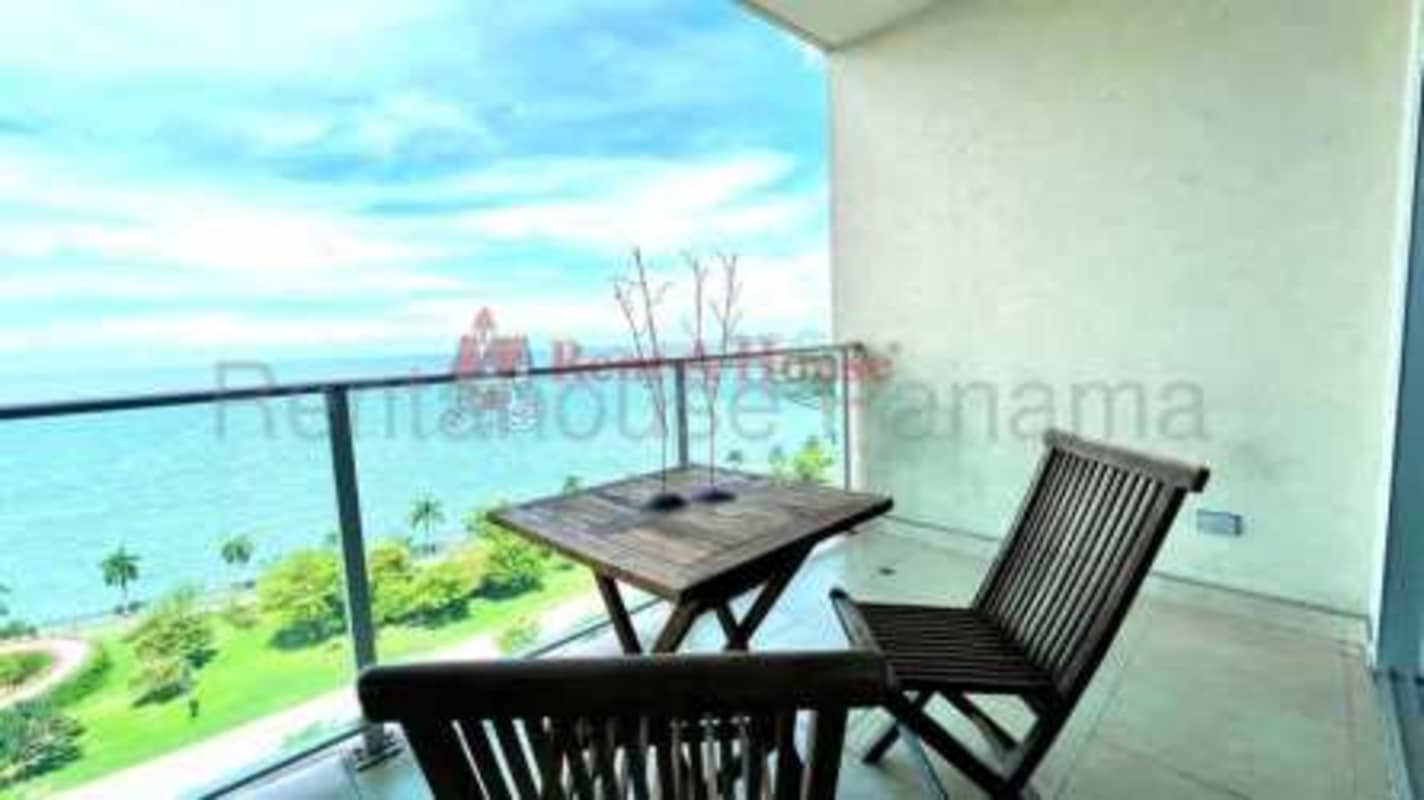 Infinity pool deck overlooking Pacific Ocean and skyline at PH BICSA Tower Panama