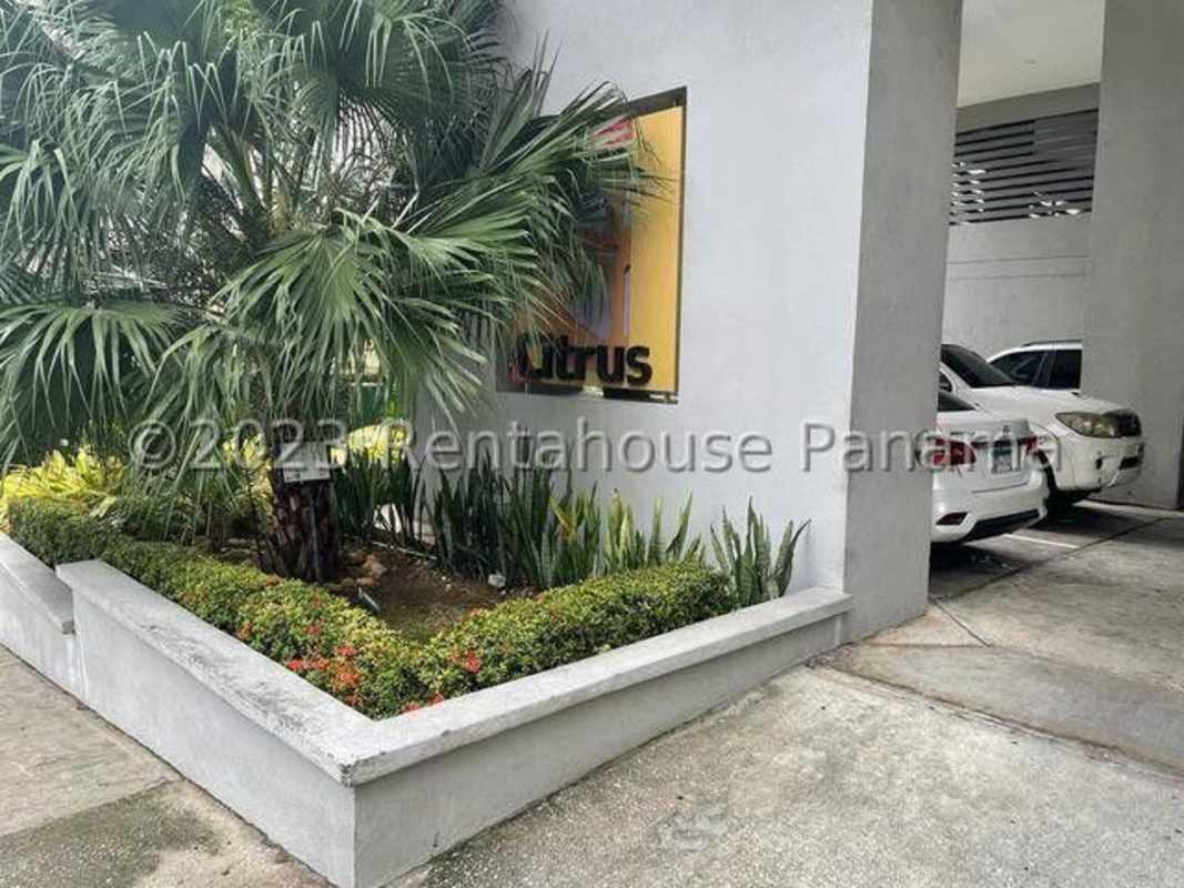 Bedroom with large window, AC, ceiling fan and closet at PH Citrus in San Francisco Panama City
