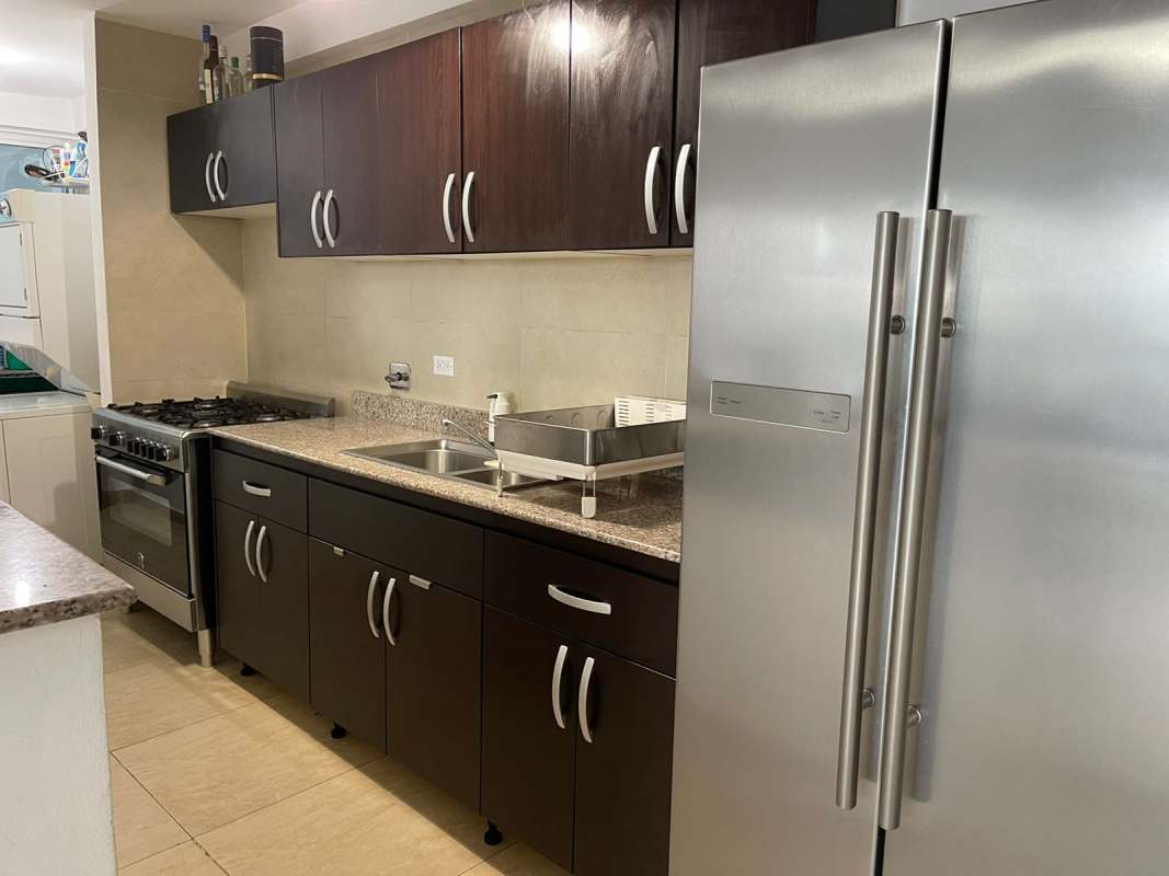 Modern bathroom with walk-in shower and vanity in PH Carrasquilla Park Panama