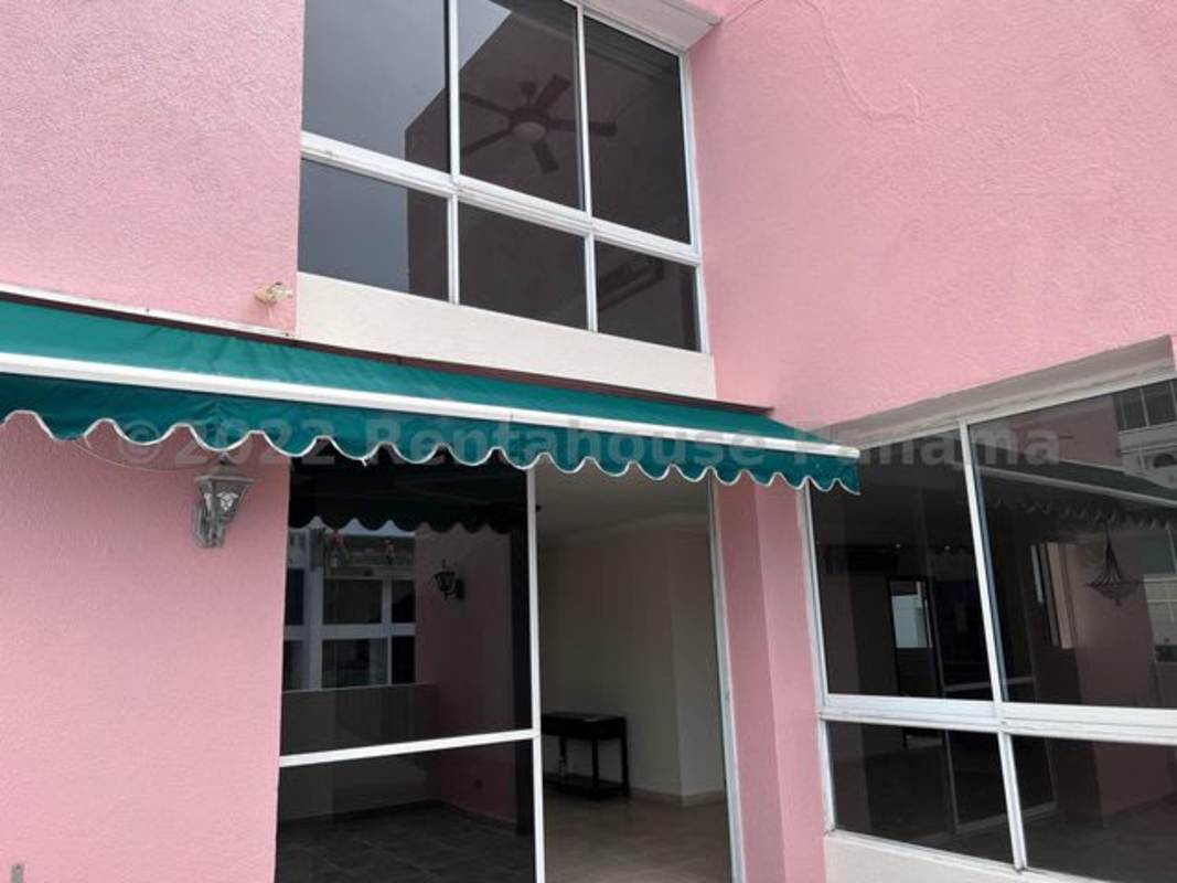 Outdoor swimming pool with sun deck PH Aurora Tower in El Cangrejo Panama