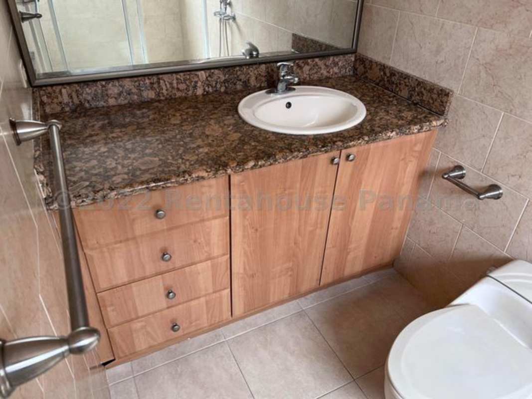 Secondary bedroom ensuite bathroom closet duplex PH Aurora Tower Panama