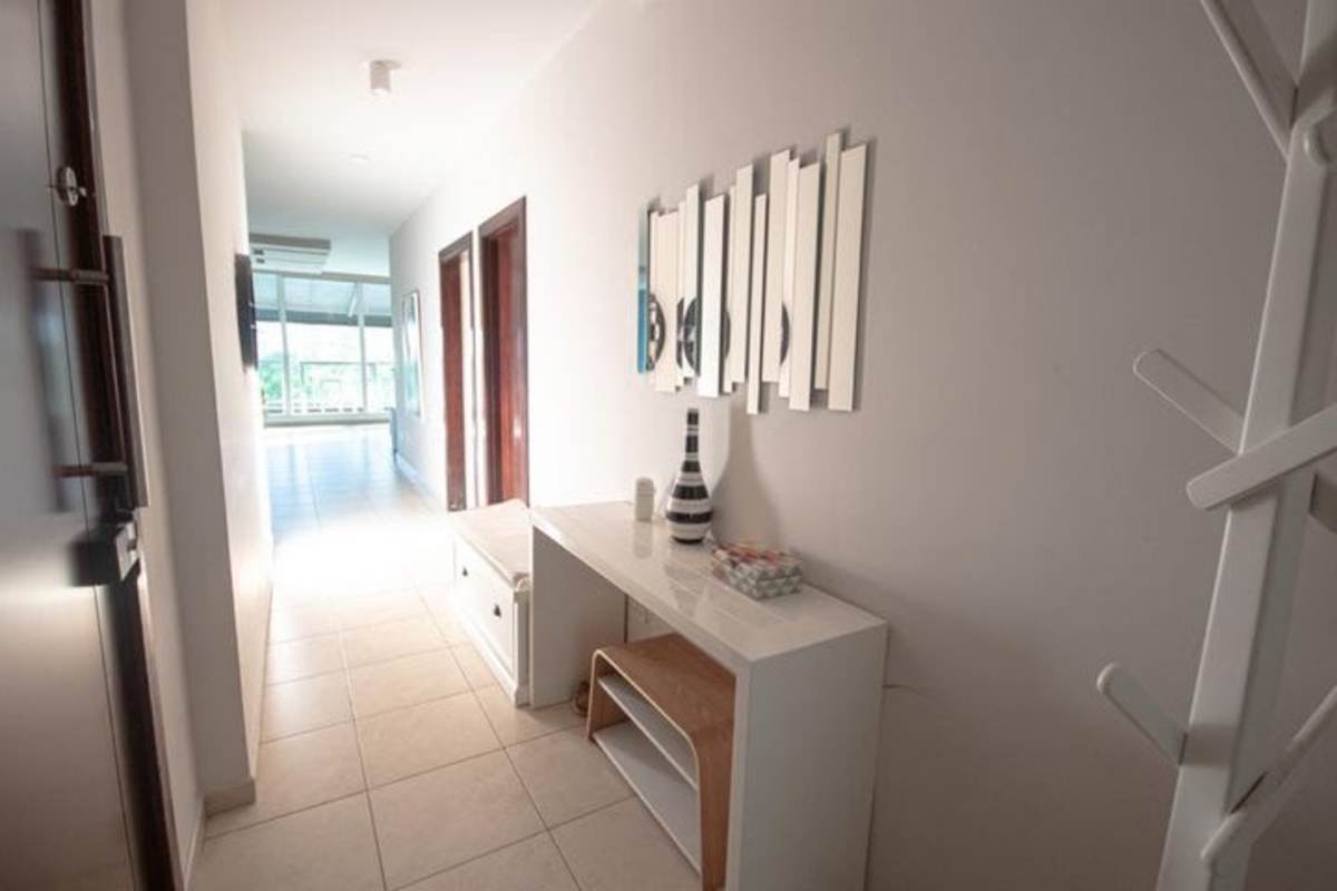 Bright hallway with floor tiles and modern decor PH Costa Real Costa del Este