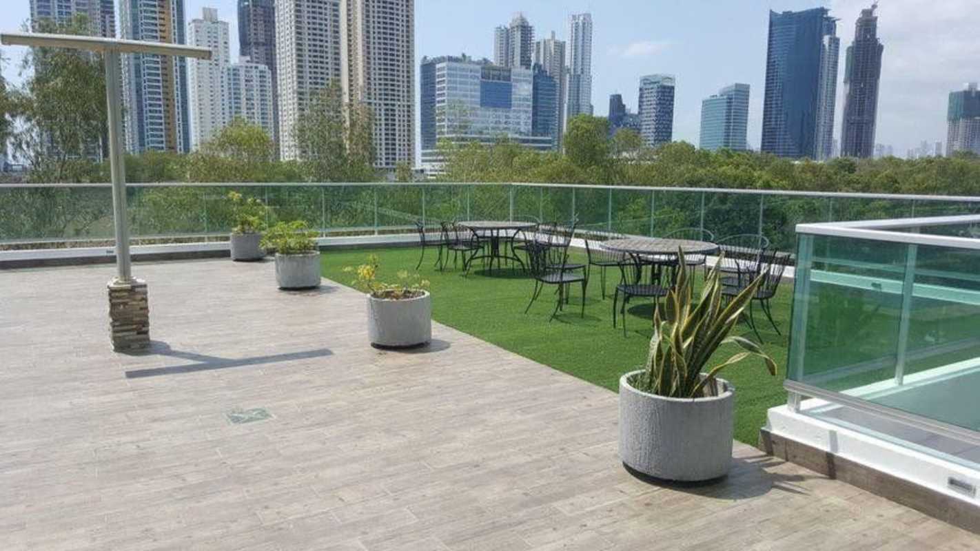 Outdoor infinity pool jacuzzi sun loungers PH Costa Real Costa del Este Panama