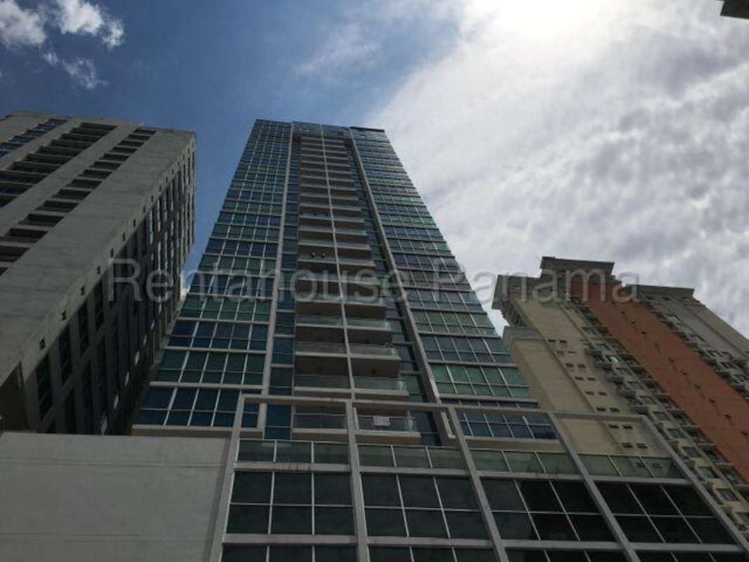 Modern high-rise PH Met 1 Tower with balconies in San Francisco Panama