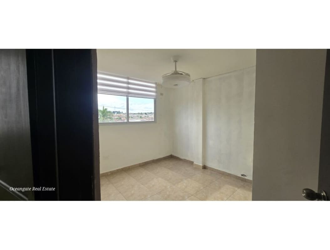 Bedroom with built-in closet natural light tiled floor San Antonio Hills Panama