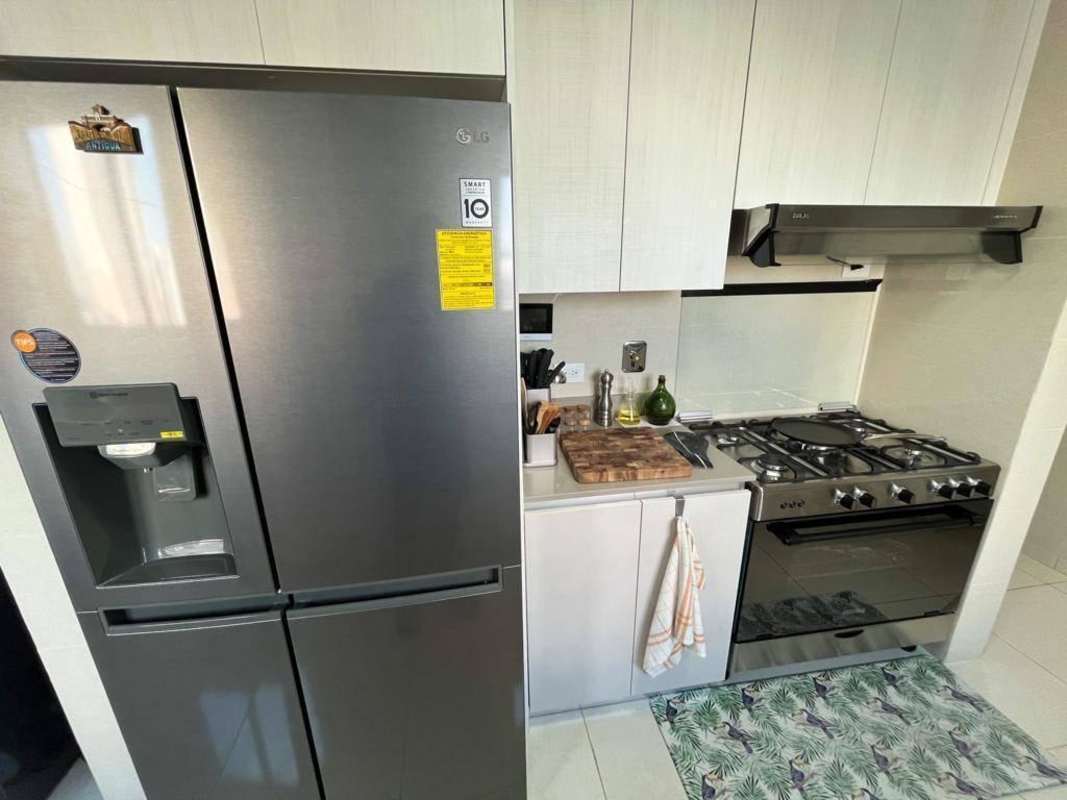 Modern bathroom with vessel sink and glass shower in PH Costanera Panama