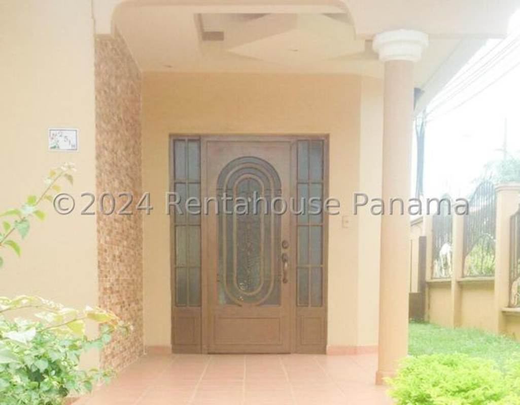 Covered porch entrance with decorative columns and tile flooring in Brisas del Golf Panama