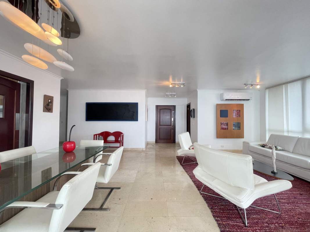 Large master bedroom with window view of Pacific Ocean, built-in closet and inverter AC Punta Paitilla Panama