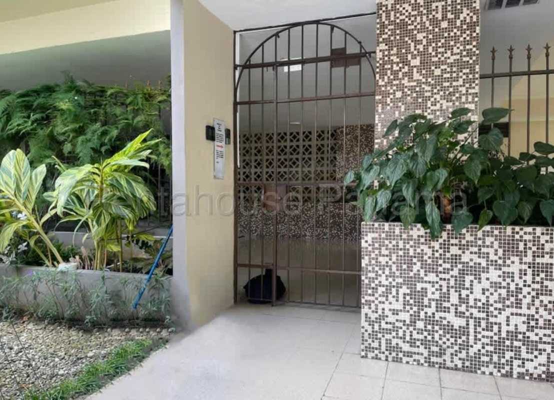 Gated secure main entrance with foliage Edificio Troy El Cangrejo Panama
