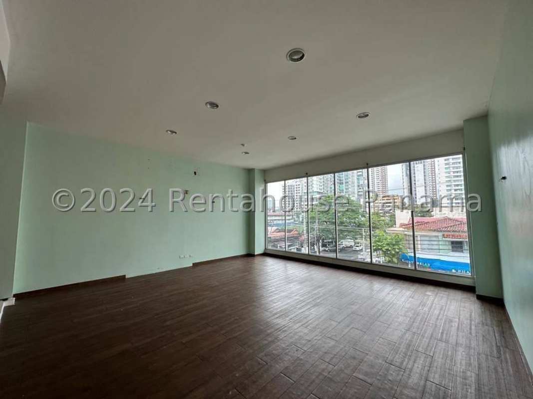 Empty bright retail or office room with big windows and cityscape views in San Francisco Commercial Plaza
