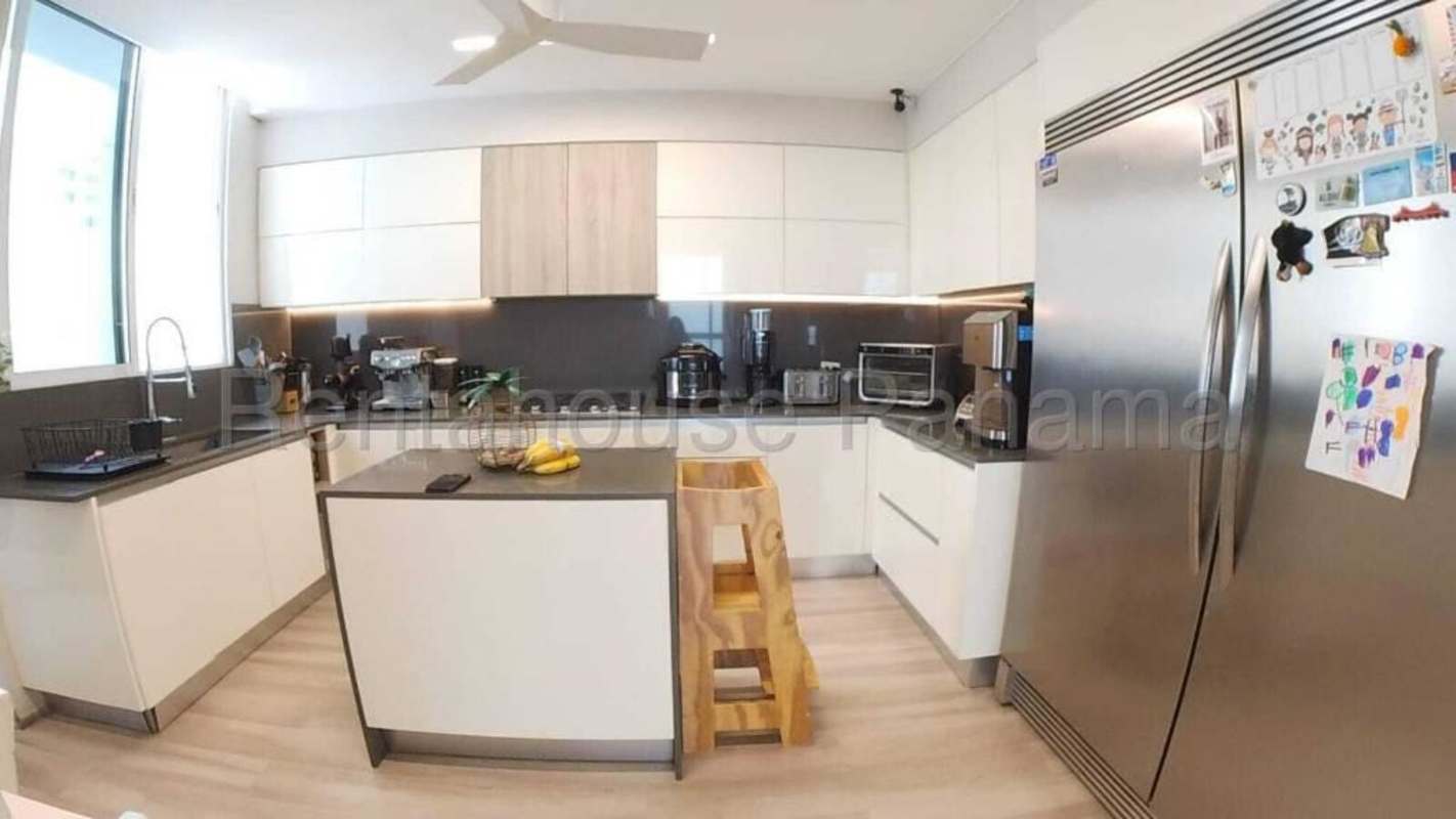 Dining area with plenty of daylight and modern finishes in Panama City apartment