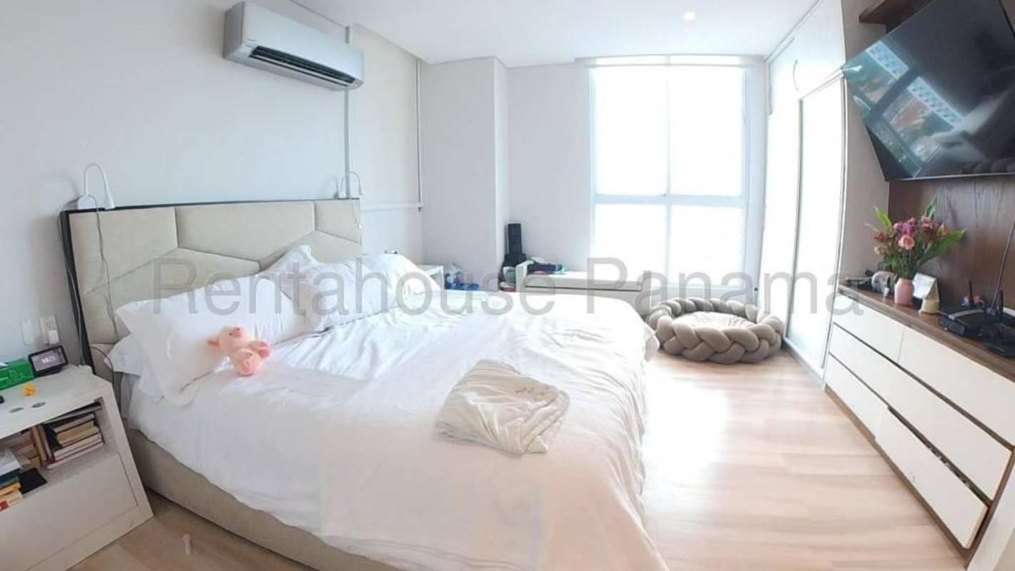 Bright secondary bedroom with city views and closet in PH Mandarin Panama