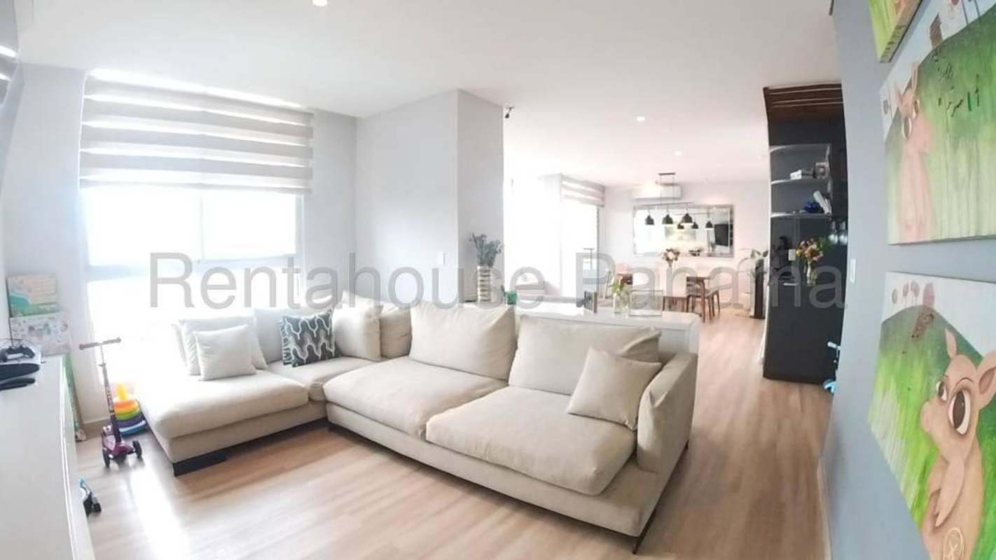 Spacious kitchen with granite countertops and breakfast nook in PH Mandarin Panama City