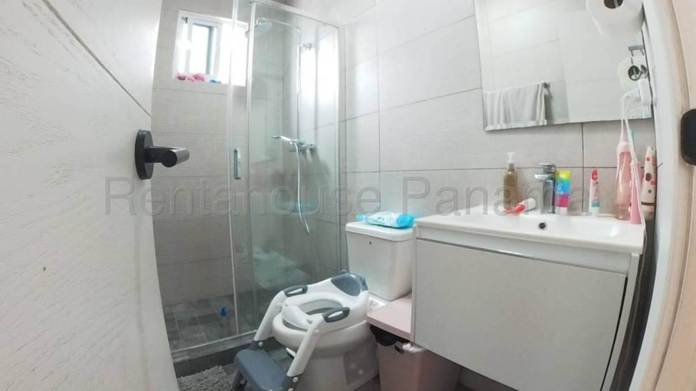 Ample bedroom with private bathroom and closet in PH Mandarin condo Panama City