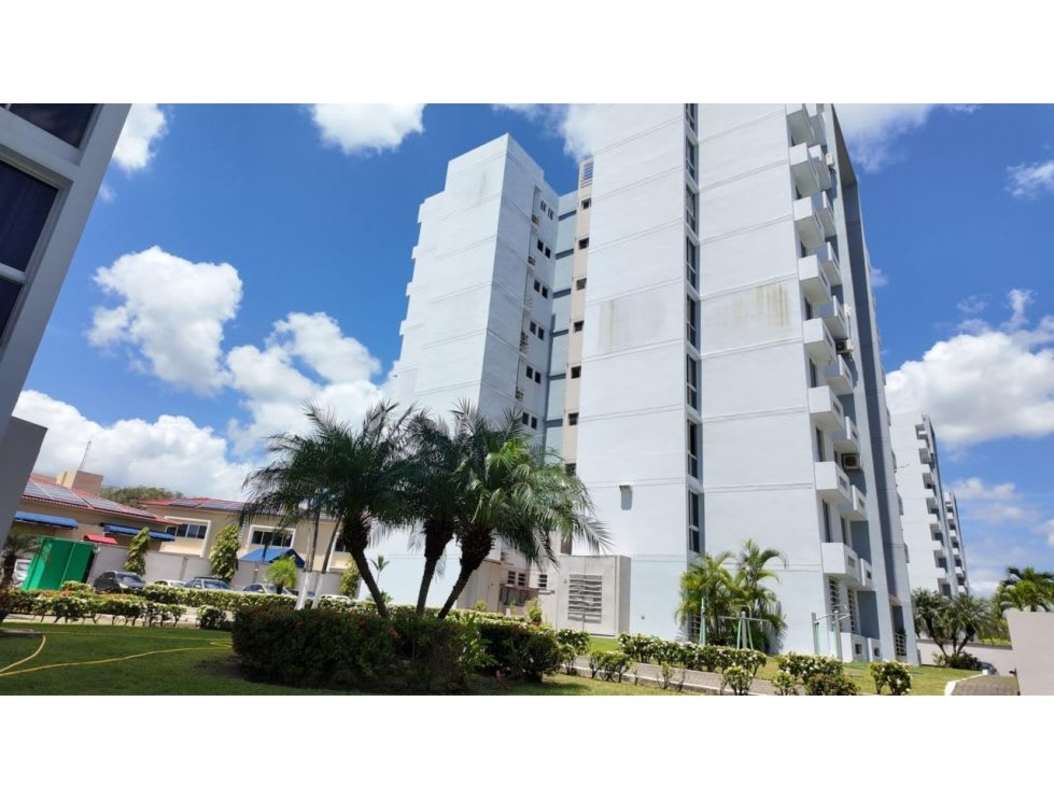 Bedroom with floral bedding, AC, wicker dresser, PH McGregor Heights Panama