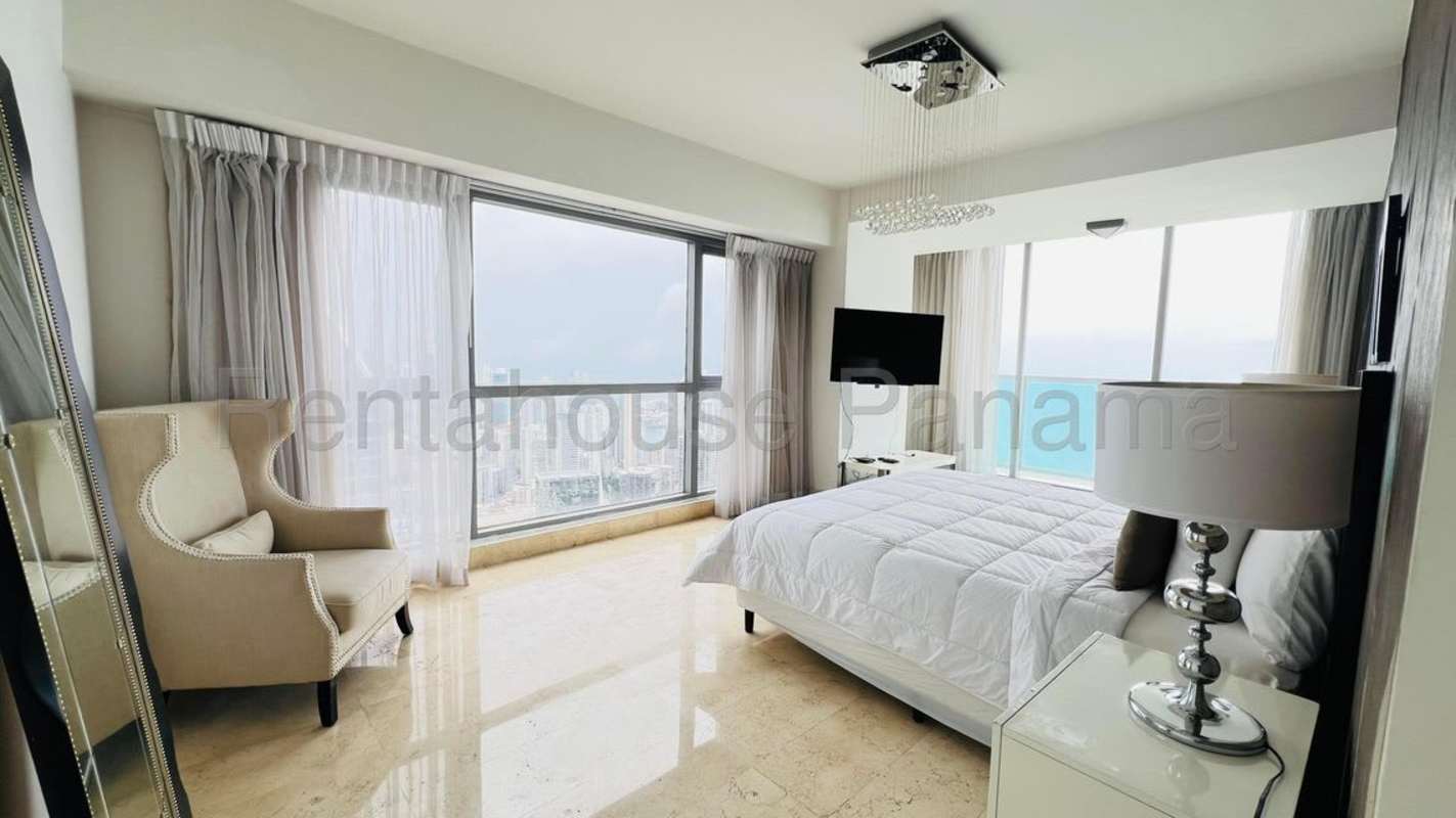 Private balcony with glass railing overlooking Panama Bay and city skyline at PH BICSA Panama