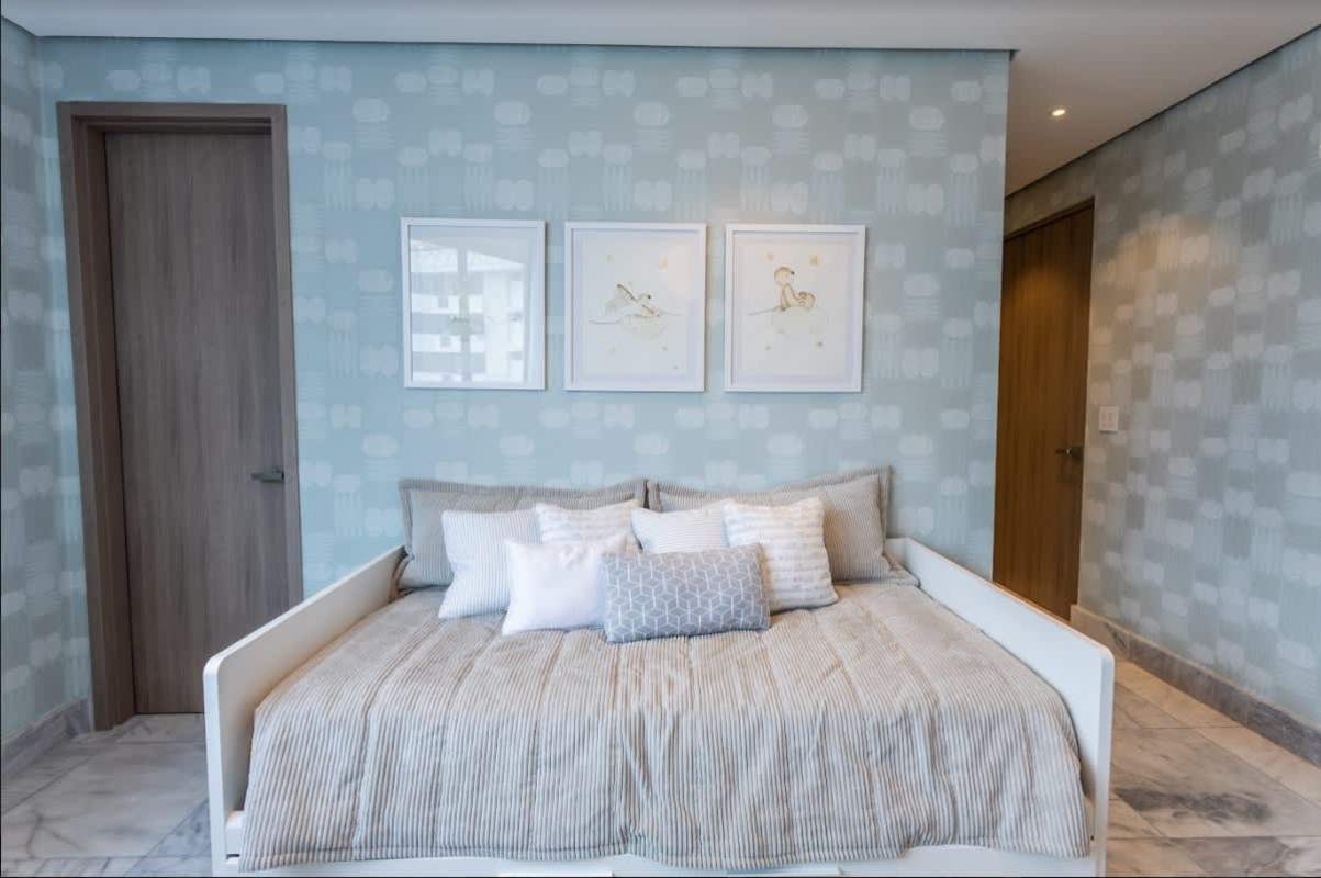 Elegant dining area with bay views in luxury PH Oceanic Tower Panama