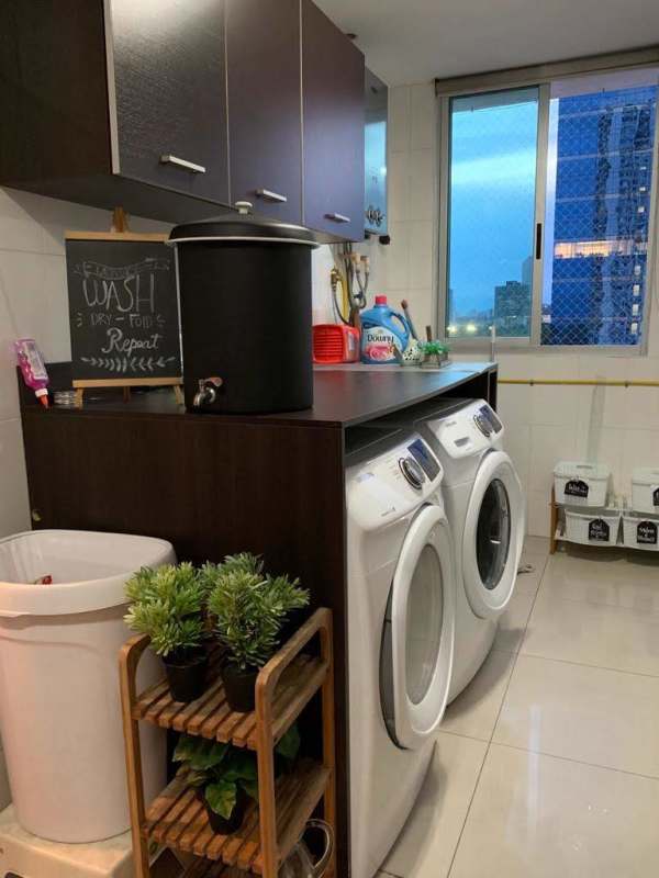 Dining room with panoramic city views in luxury apartment PH Latitude Costa del Este