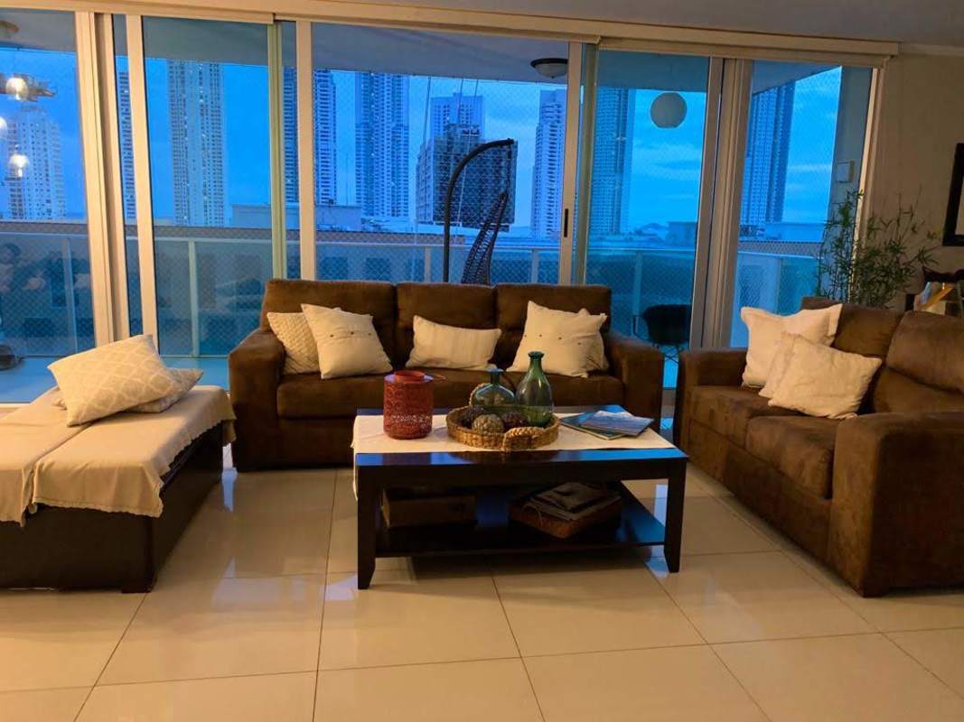 Master bedroom with ensuite bathroom, built-in closets and skyline view PH Latitude Costa del Este