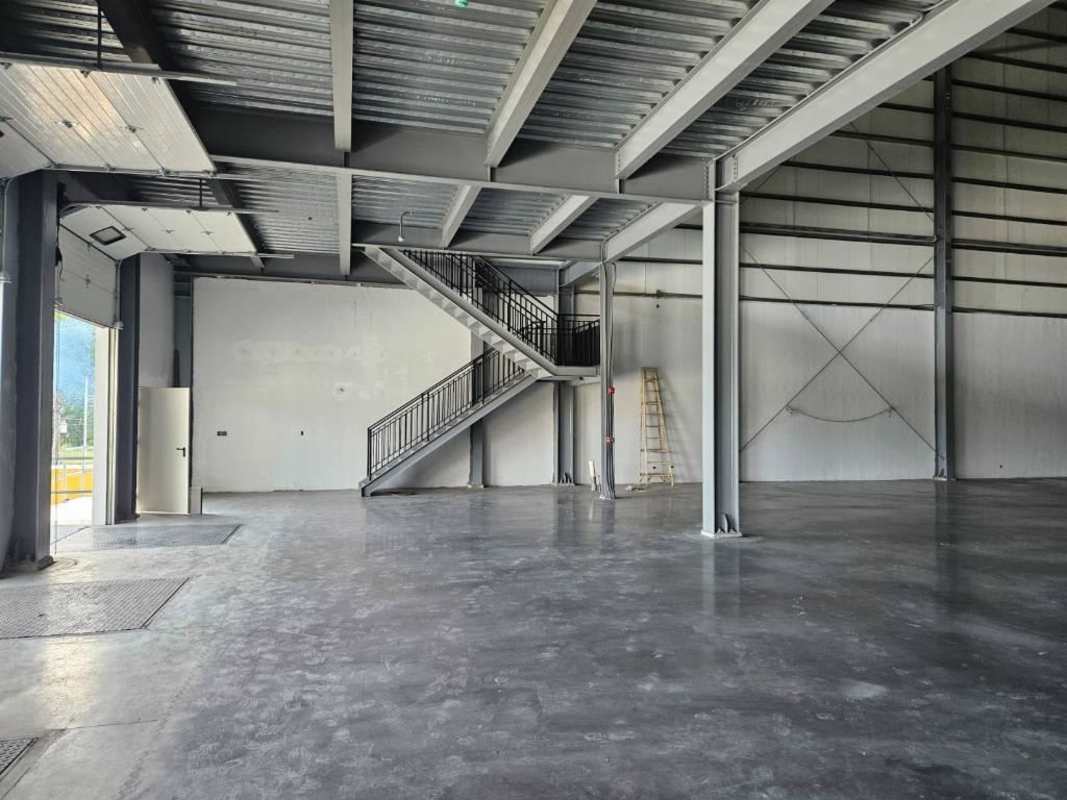 Empty industrial space with metal beams, loading dock and concrete floor for storage or manufacturing Tumba Muerto