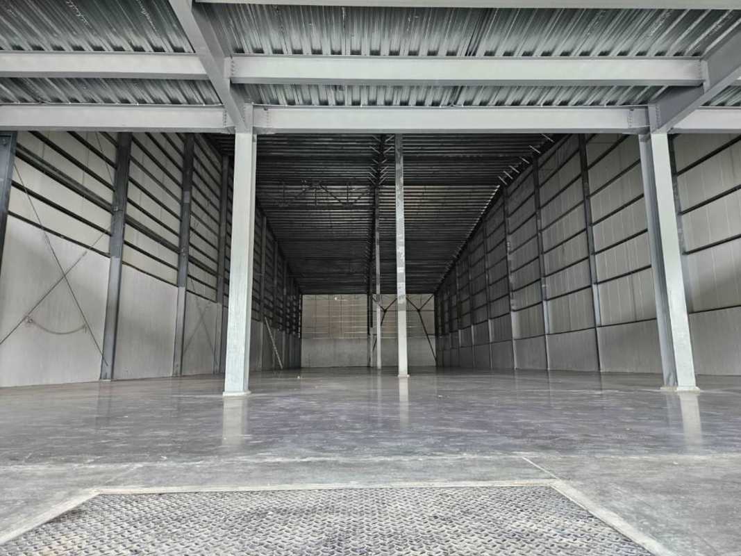 Warehouse interior with reinforced concrete floor and steel columns in Tumba Muerto Panama industrial area