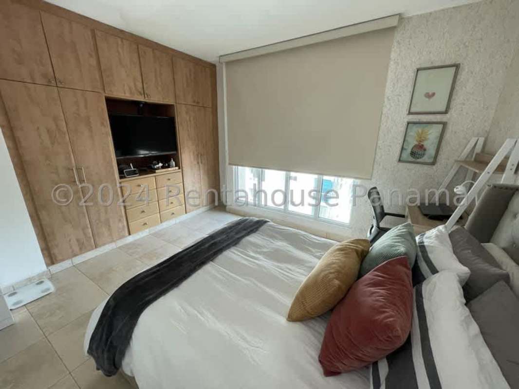 Bedroom with window and closet PH San Francisco Tower Panama