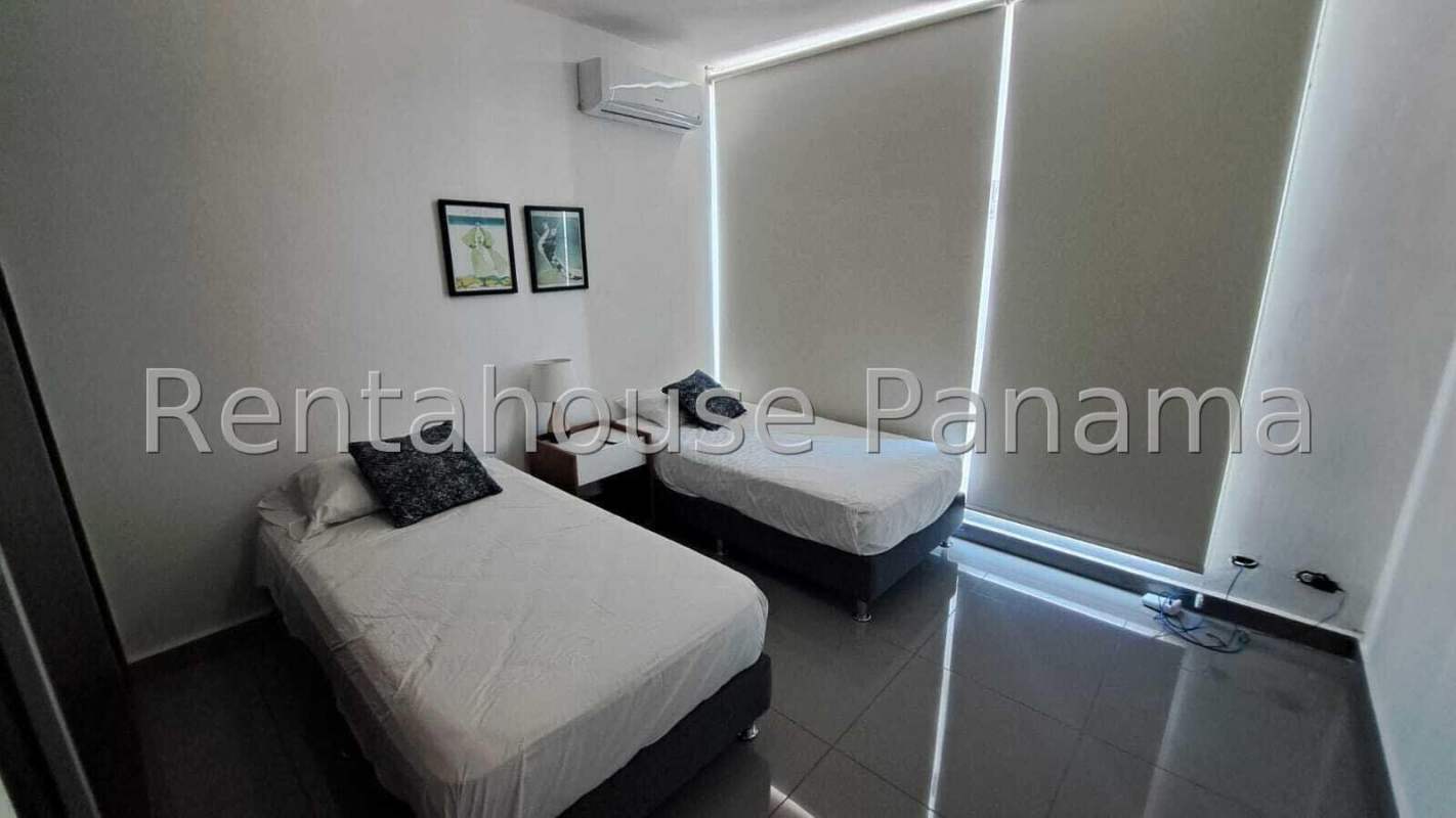 Modern bedroom with AC and closet at PH Quartier San Francisco Panama City