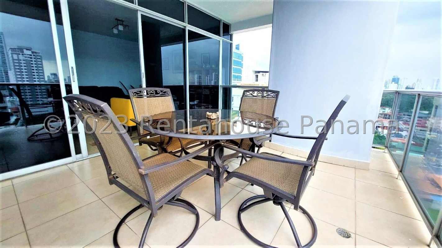 Master bedroom with split AC, built-in closet and large window in PH Fairmont Plaza Panama