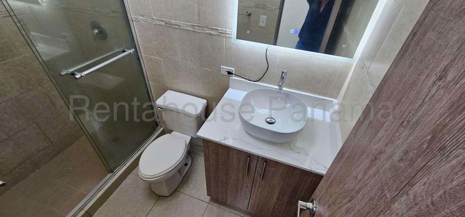 Living room with floor-to-ceiling windows and panoramic balcony in PH Oasis Tower Panama