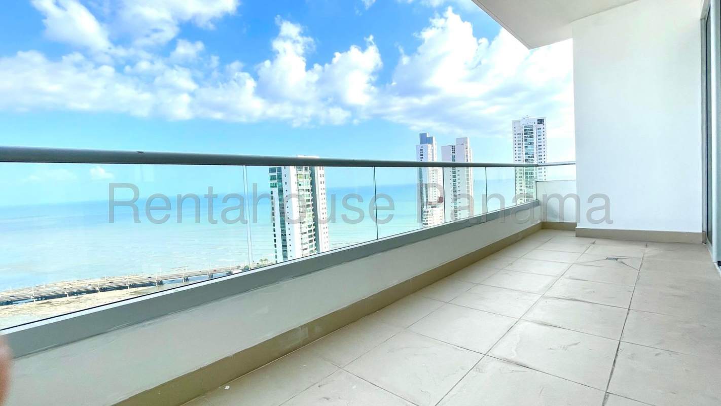 Stunning infinity pool with panoramic views over ocean and skyline at PH Serenity Coco del Mar