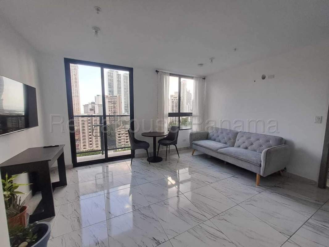 Covered infinity rooftop pool with city view in PH The Gray Calle 50 Panama City