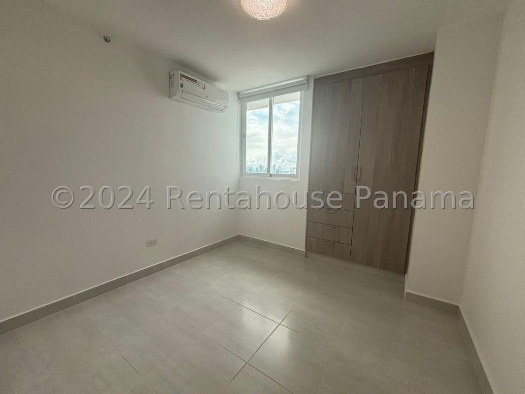 Elegant lobby entrance with security desk and elevators in Metropolitan Park Panama