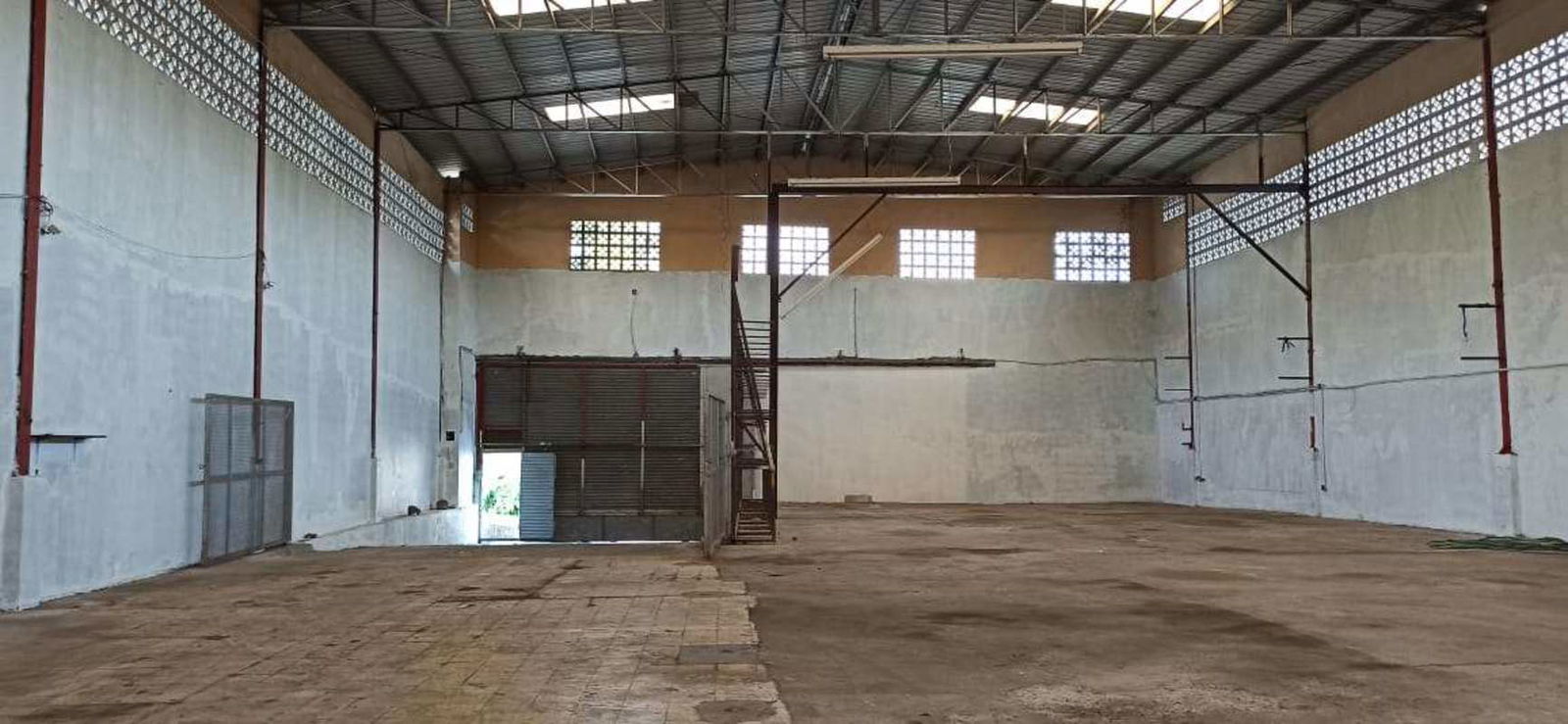 Warehouse with open space and mezzanine potential in Panama City industrial zone