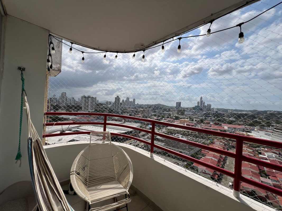 Playful children's bedroom with jungle wall art ceiling fan split AC Via España Panama