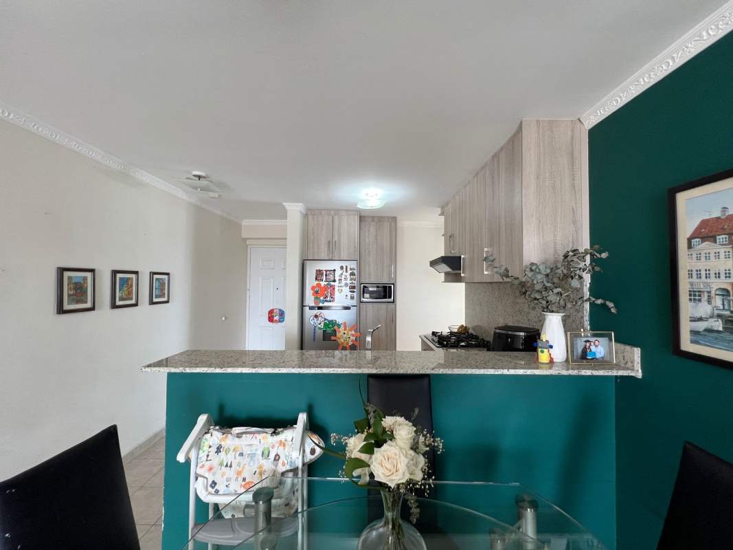 Comfortable bedroom with AC, fan, built-in closet, natural light near Via España Panama