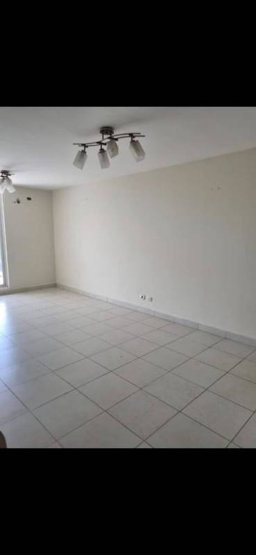 Second bathroom with shower enclosure PH Torres de Cantabria Panama City