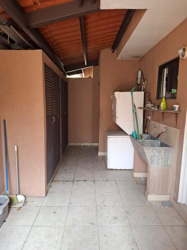 Spacious living room with large window, tile flooring, and neutral walls in Versalles house for rent