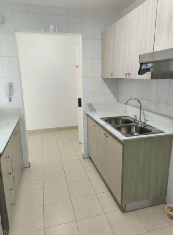 Kitchen with light cabinetry, tile backsplash, double sink, PH Edison Park Panama
