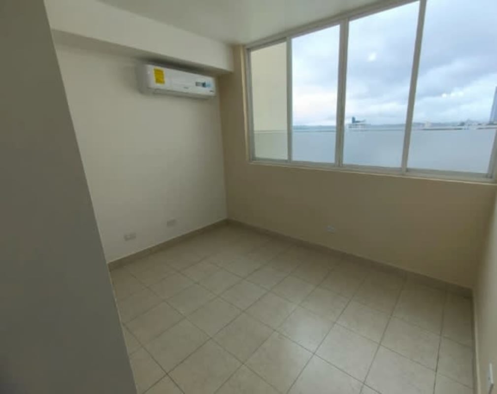 Minimalist bedroom with windows, tiled floors, air conditioning PH Edison Park Panama