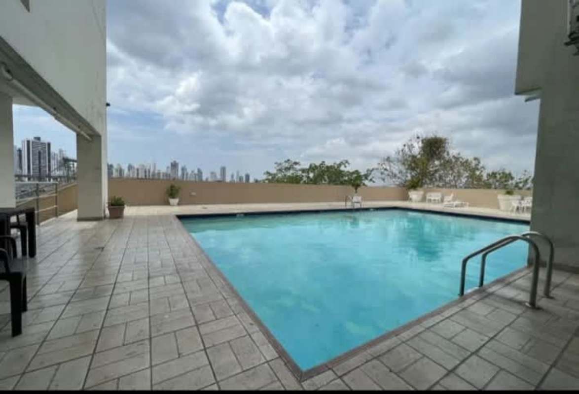 Rooftop swimming pool with skyline views at PH Edison Park Panama