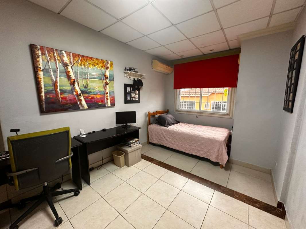 Kids or guest bedroom AC closet furnished house for rent Condado del Rey Panama