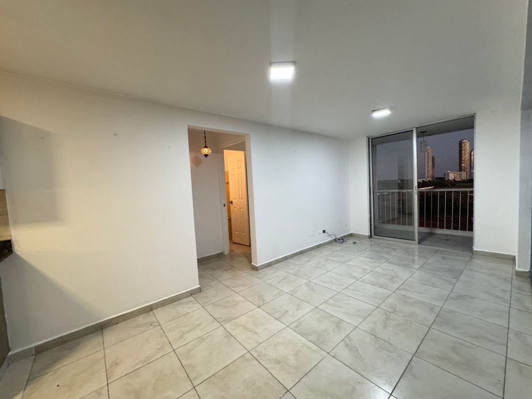 Spacious living room with sliding door to balcony and tiled floors in PH Mystic Blue Llano Bonito