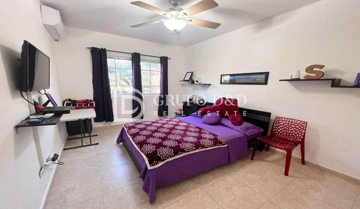 Bedroom with purple decor, wall-mounted TV and AC Palmeras del Este Costa del Este