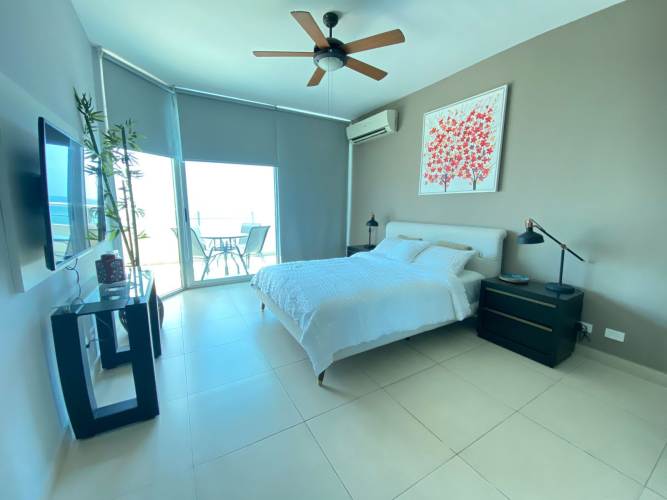 Spacious furnished living room with balcony and ocean view at PH BICSA Panama City