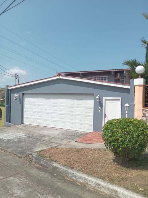 Living room with sofa set, AC, tiled floor rented house Altos de Panama Panama City