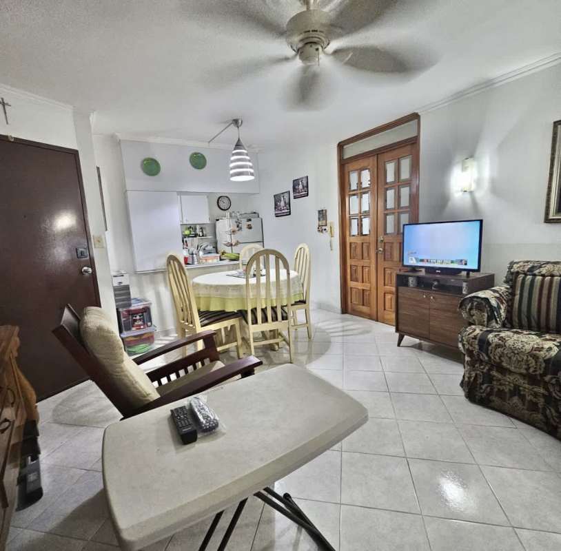 Cozy living room with ceiling fan and balcony access in PH Brisas de España Carrasquilla Panama