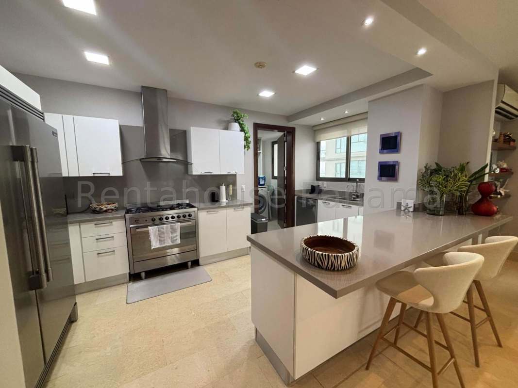 Spacious balcony with ceiling fan and panoramic golf course and city skyline views in PH Greenview Santa Maria Panama