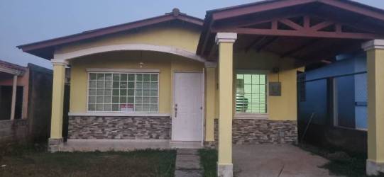 Exterior of Lago Emperador house with porch, columns, and driveway in Arraiján