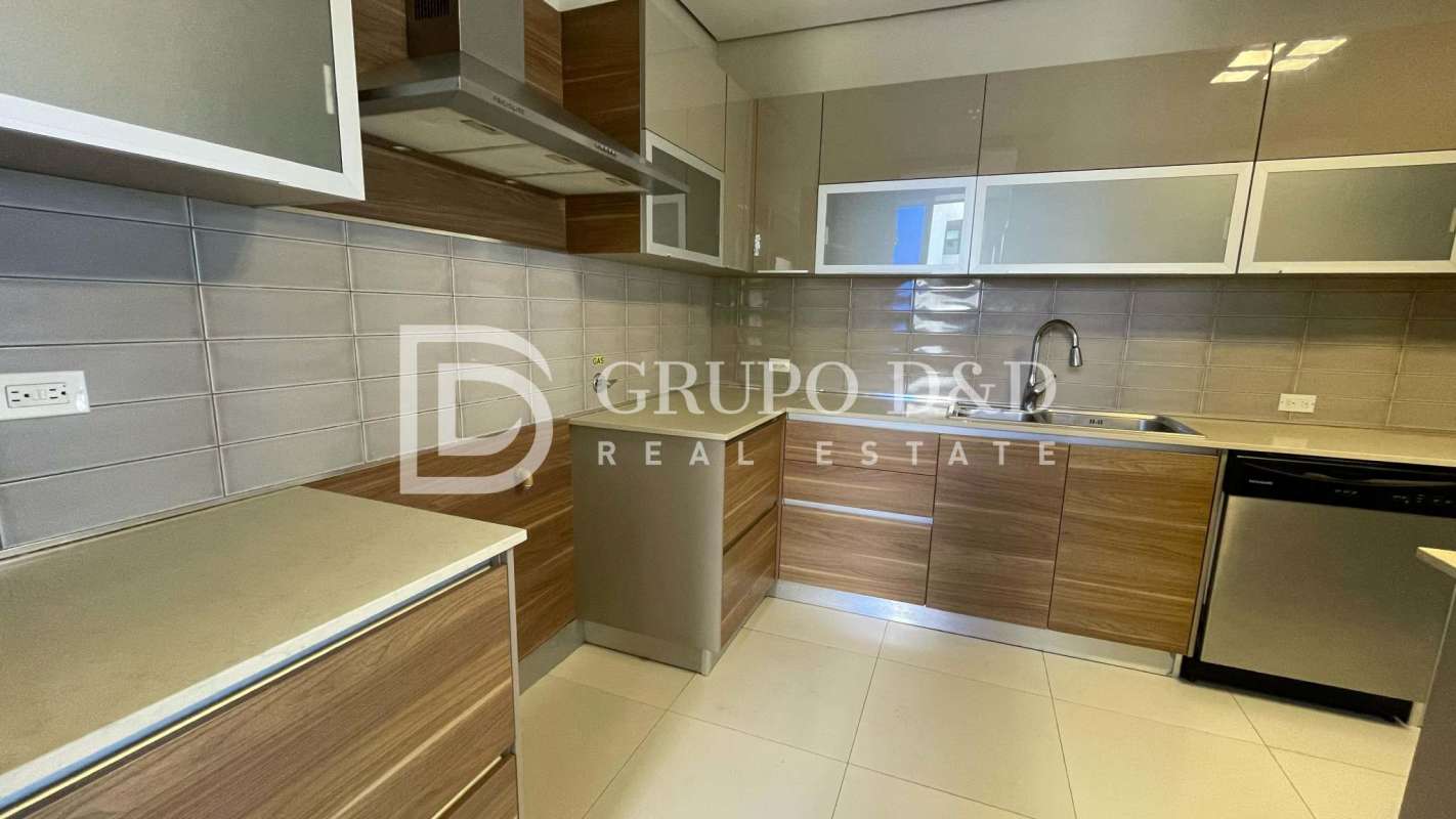 Rooftop infinity pool with heated jacuzzi overlooking Panama City in Marbella 47 tower